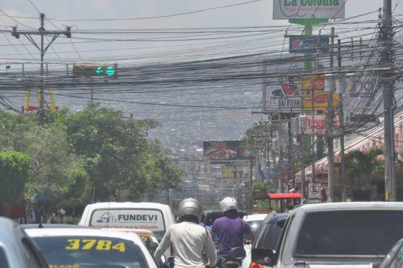 Trânsito e milhões de fios nas ruas de Tegucigalpa, a capital de Honduras
